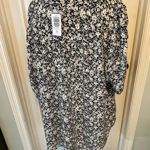 Torrid NWT Harper Georgette Ruched ShortSleeve Blouse Rorschach Floral Size 5X - Picture 7 of 14